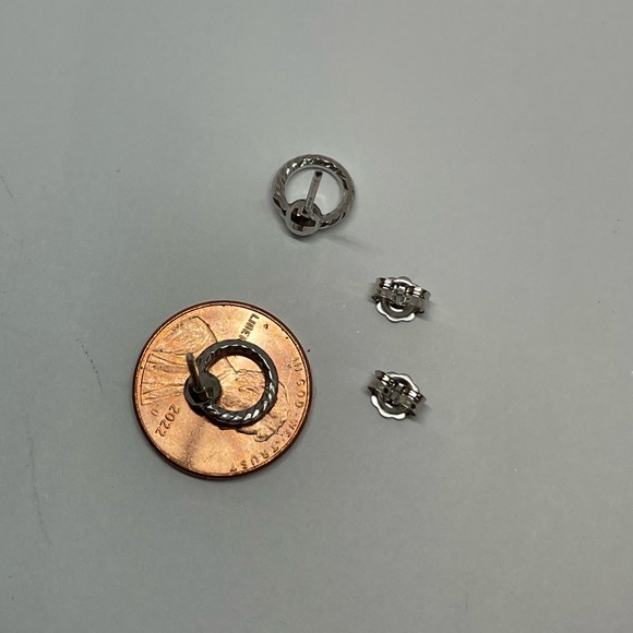 14k White Gold Polished Twisted Circle Stud Earrings - Picture 6 of 8